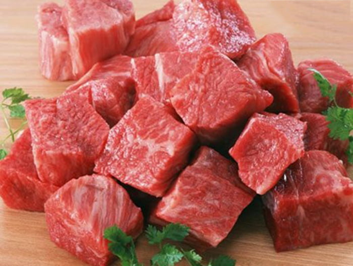 Thịt bò nấu phở sốt vang nên lựa chọn loại có nhiều gân