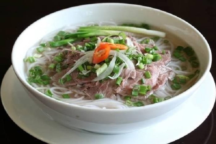 Nước dùng ninh từ thịt mang đến cho bạn bát phở thơm ngon, chất lượng