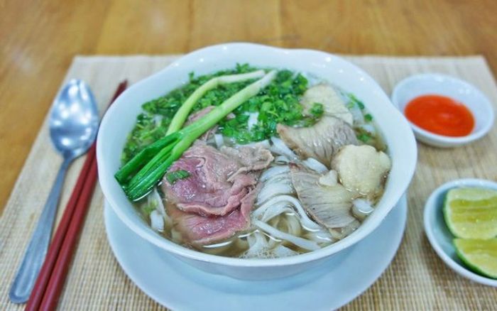 Phở Nam nhiều thịt thái mỏng và bánh phở trắng