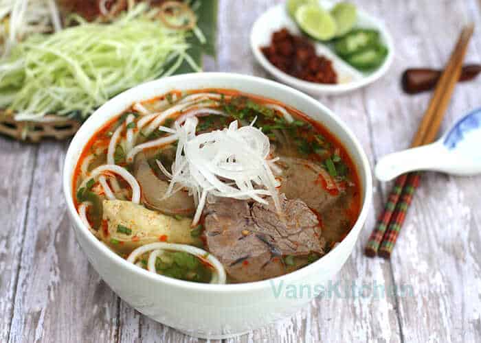 1 bun bo hue la mon an trong cung dinh hue